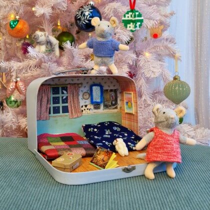 Leuk als mini poppenhuis: dit Muizenhuis logeerkoffertje. De achtergrond in het logeerkoffertje is tweezijdig, dus je kunt kiezen welke je het leukste vindt. Daarnaast kun je het koffertje helemaal aan je smaak aanpassen.