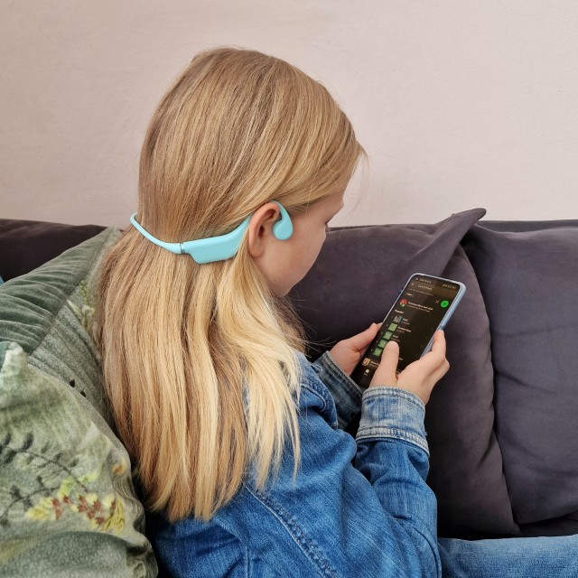 Deze veilige Philips open ear koptelefoon zit niet in of over het oor, maar boven het oor. Zo blijft het oor vrij, dat daardoor beschermd is tegen hoge volumes. Daarnaast kan je tiener de omgeving beter horen, wel zo veilig in het verkeer of met sporten.