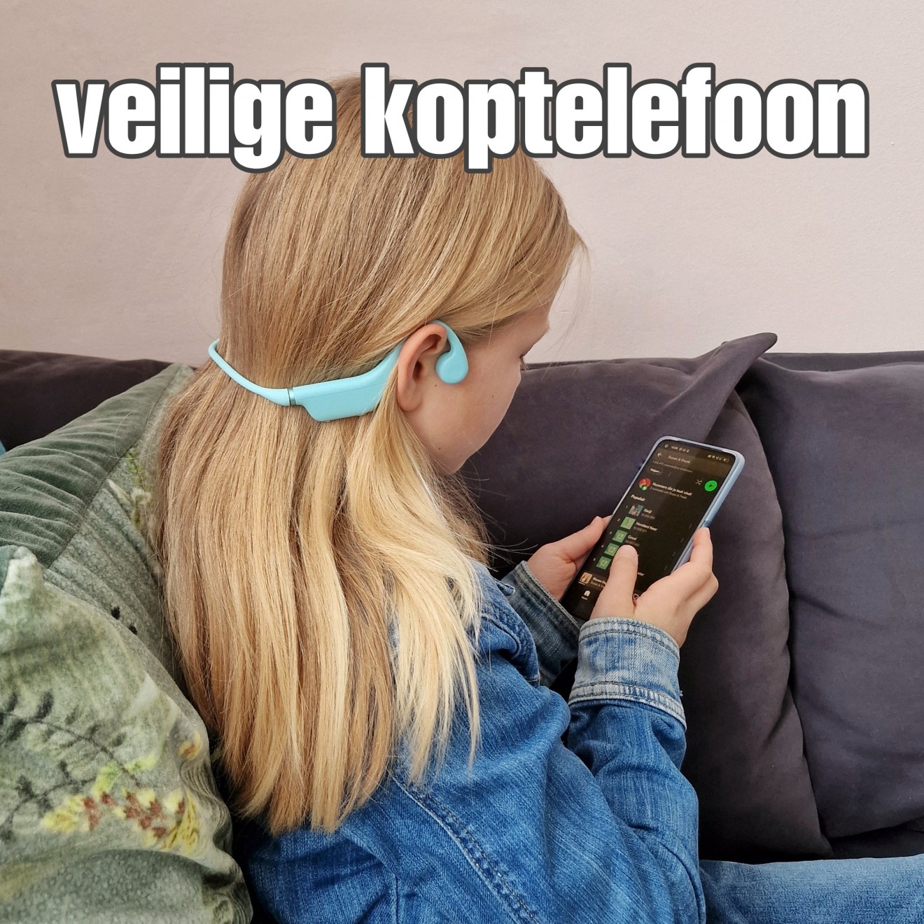 Veilige koptelefoon voor kind en tiener: review Philips open ear. Philips heeft een nieuwe technologie: de open ear koptelefoon. Deze kinderkoptelefoon zit niet in of over het oor, maar boven het oor. Je kind of tiener kan de omgeving horen en het oor is beschermd. Een veilige open ear koptelefoon voor je kind of tiener dus. Tijd voor een review van deze Philips TAK460.