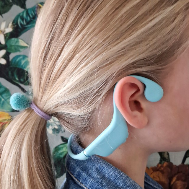 Veilige koptelefoon voor kind en tiener: review Philips open ear. Philips heeft een nieuwe technologie: de open ear koptelefoon. Deze kinderkoptelefoon zit niet in of over het oor, maar boven het oor. Je kind of tiener kan de omgeving horen en het oor is beschermd. Een veilige open ear koptelefoon voor je kind of tiener dus. Tijd voor een review van deze Philips TAK460.