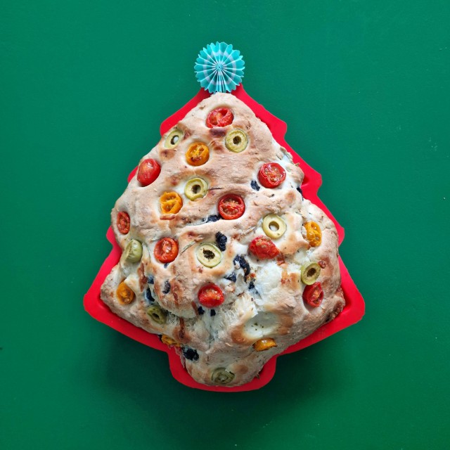 Vader en zoon maakten dit focaccia recept in de vorm van een kerstboom. 