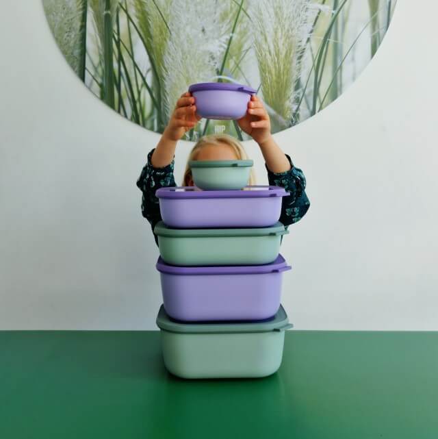 De kersthapjes die alvast klaar zijn, bewaren we in deze super mooie Cirqula bakken van Mepal. De nieuwe kleuren Nordic Sage en Nordic Lilac passen namelijk prachtig op je kersttafel.