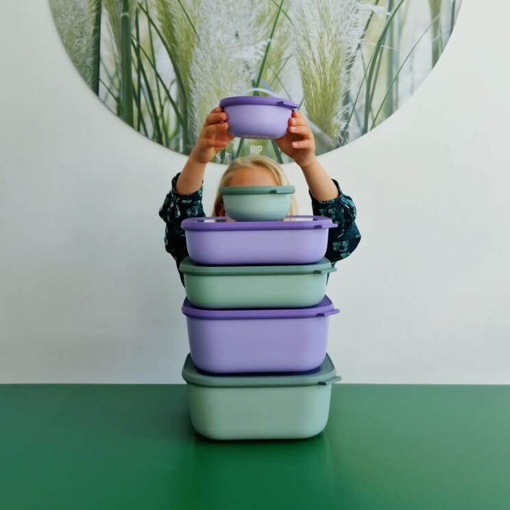 De kersthapjes die alvast klaar zijn, bewaren we in deze super mooie Cirqula bakken van Mepal. De nieuwe kleuren Nordic Sage en Nordic Lilac passen namelijk prachtig op je kersttafel.