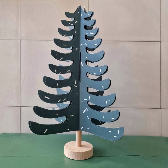 Ideeën voor een kindvriendelijke kerstboom, ook duurzame keuzes. Dit kerstboompje van hout en papier is ook leuk. Hij is van Jurianne Matter.