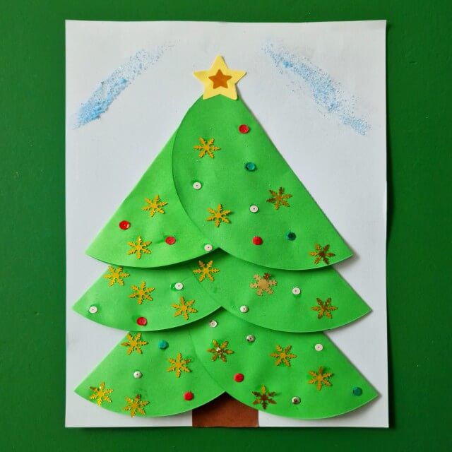 Deze kerstboom maakten we met gekleurd papier en vouwblaadjes. Een leuke kerstknutsel voor peuters en kleuters: een kerstboom van ronde vouwblaadjes. 
