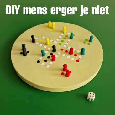 Spel zelf maken: mens erger je niet knutselen. Op zoek naar iets leuks om te knutselen met oudere kinderen of tieners? Dan is dit mens erger je niet spel leuk om te zelf te maken. Wij maakten het voor Sinterklaas als surprise. Maar is ook een leuk project voor de vakantie. Of om te maken als cadeau.