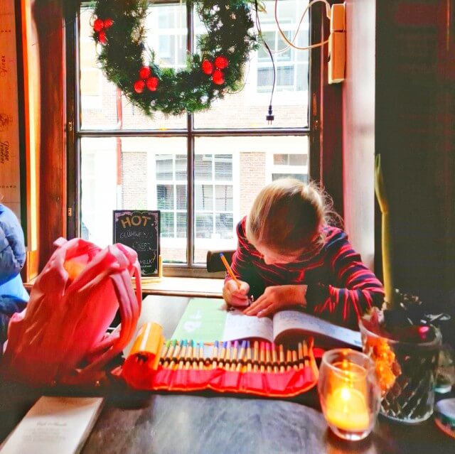 Bij bij Café 't Smalle om de hoek van de Prinsengracht kun je leuk lunchen. Een leuk rumoerig bruin café, met vriendelijke jongens achter de bar. Er zijn lekkere simpele lunchgerechten en een kast met spelletjes. Een prima plek met wat oudere kids dus!