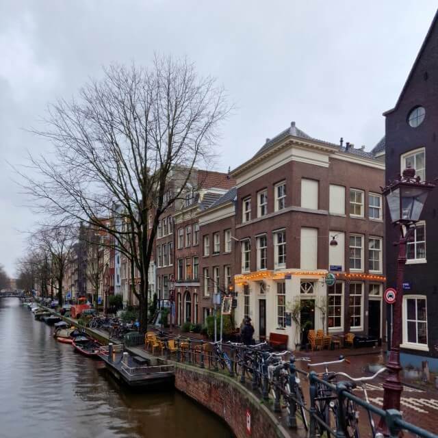 Bij bij Café 't Smalle om de hoek van de Prinsengracht kun je leuk lunchen. Een leuk rumoerig bruin café, met vriendelijke jongens achter de bar. Er zijn lekkere simpele lunchgerechten en een kast met spelletjes. Een prima plek met wat oudere kids dus!