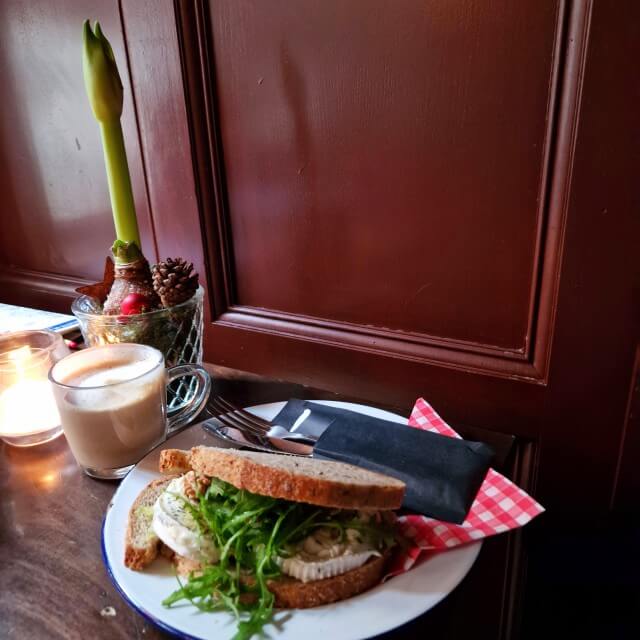 Bij bij Café 't Smalle om de hoek van de Prinsengracht kun je leuk lunchen. Een leuk rumoerig bruin café, met vriendelijke jongens achter de bar. Er zijn lekkere simpele lunchgerechten en een kast met spelletjes. Een prima plek met wat oudere kids dus!