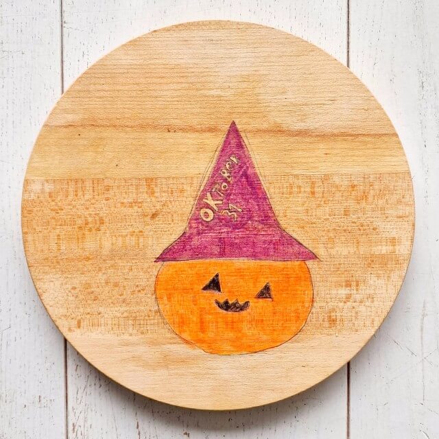 Halloween met kinderen: uitjes, recepten en je huis versieren. Zoals ideeën om te knutselen met Halloween. Deze pompoen heksen tekening maakte kleine meis ook. 