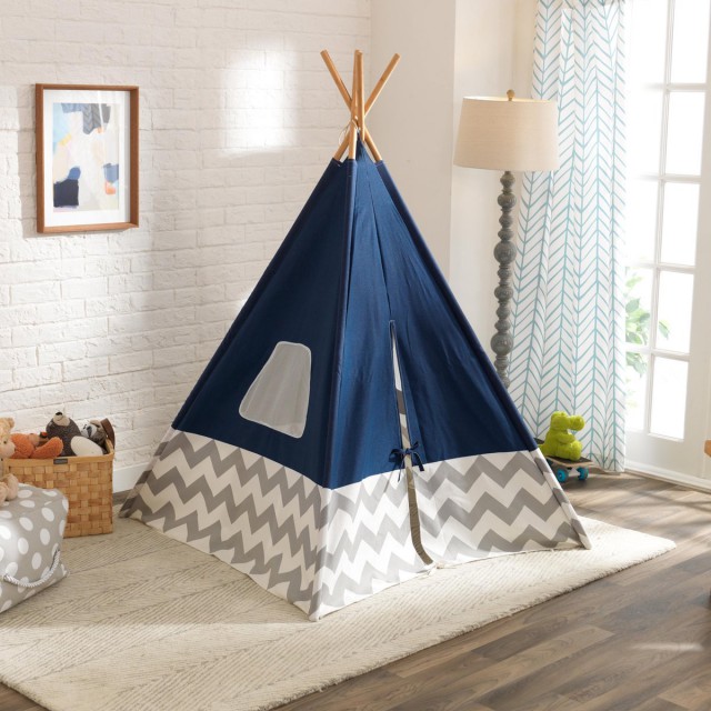 Voor jou gespot: de allerleukste tipi tenten voor kinderen. Als kind hadden wij vroeger zelf een wigwam. Zo'n speeltent in knalkleuren, zoals alles in de jaren '80. De moderne versie van de indianentent misstaat echter helemaal niet in je interieur. Heel fijn, want zo'n ding staat behoorlijk in het zicht. Ik ging op zoek naar mooiste tipi tenten voor kinderen. Zoals deze van tipi tent voor kinderen van KidKraft.