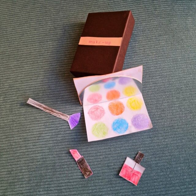 Knutselen met schoenendozen en andere kartonnen dozen. Ons meisje knutselde deze make-up set. Met een klein doosje, papier en kleurpotloden. 