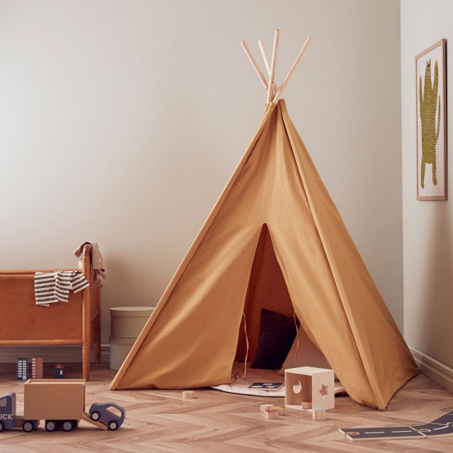 Voor jou gespot: de allerleukste tipi tenten voor kinderen. Als kind hadden wij vroeger zelf een wigwam. Zo'n speeltent in knalkleuren, zoals alles in de jaren '80. De moderne versie van de indianentent misstaat echter helemaal niet in je interieur. Heel fijn, want zo'n ding staat behoorlijk in het zicht. Ik ging op zoek naar mooiste tipi tenten voor kinderen. Kids Concept heeft ook hele mooie stoffen tipi tenten voor kinderen. 