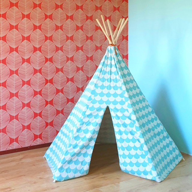 Voor jou gespot: de allerleukste tipi tenten voor kinderen. Als kind hadden wij vroeger zelf een wigwam. Zo'n speeltent in knalkleuren, zoals alles in de jaren '80. De moderne versie van de indianentent misstaat echter helemaal niet in je interieur. Heel fijn, want zo'n ding staat behoorlijk in het zicht. Ik ging op zoek naar mooiste tipi tenten voor kinderen.