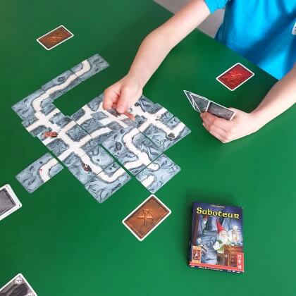 Saboteur is een Wie is de Mol achtig kaartspel. De saboteur is een soort mol, dus dit spelletje lijkt op Wie is de Mol. Saboteur is eenvoudig te leren en leuk is voor kinderen vanaf ongeveer 8 jaar. We vinden het een heel leuk spel dat je makkelijk mee kan nemen op een dagje uit of vakantie.