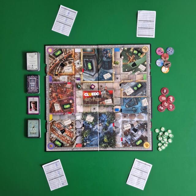 Wie is de Mol: de leukste spelletjes, films en games voor fans. Cluedo is het bekende misdaadspel. Dit is een leuk spel vanaf 8 jaar en duurt ongeveer een uur. Voor jonge speurneuzen is er ook Cluedo junior vanaf 5 jaar. Dit is Harry Potter Cluedo vanaf 9 jaar. 