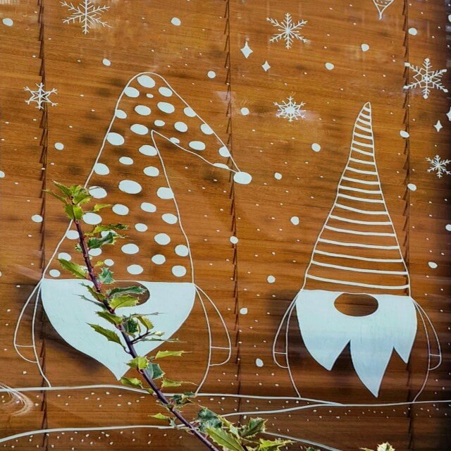 Kerstversiering maken: 25 leuke kerst ideeën voor in huis en tuin. De laatste jaren zie je steeds vaker een kerst gnoom, vaak als kerst tekening. Dit soort kerst gnomen zijn een Scandinavische kerstkabouters. Deze schatjes kwam ik tegen op een raam in de buurt. 