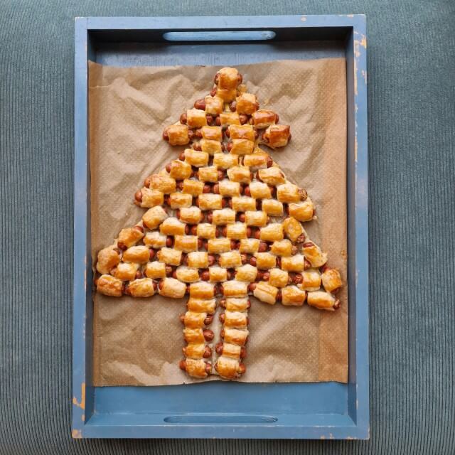 Recepten kerstdiner en kerstontbijt met kinderen, school en thuis. Deze kerstboom van bladerdeeg en worstjes is favoriet bij veel kerstdiners op school. Ze heten ook wel pigs in a blanket, al kun je natuurlijk net zo goed vegetarische worstjes gebruiken. Je gebruikt mini knakworstjes en bladerdeeg.