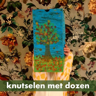 Knutselen met schoenendozen en andere kartonnen dozen. Op zoek naar leuke ideeën om te knutselen met schoenendozen en andere kartonnen dozen? Ik deel hier al onze tips van de afgelopen jaren.