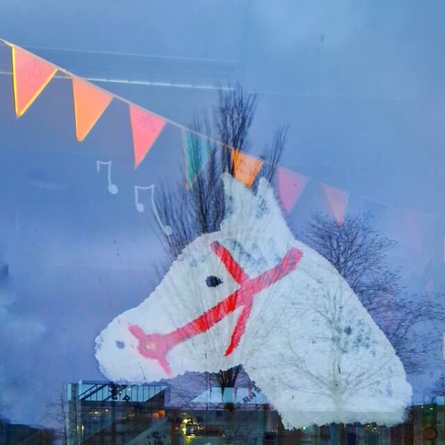 Sinterklaas knutselen: leuke ideeën voor Sint en Piet. Het paard van Sinterklaas, Amerigo of Ozosnel, kun je natuurlijk  ook tekenen. Deze mooie raamtekening van het paard van Sinterklaas kwam ik tegen bij een school in de buurt. 