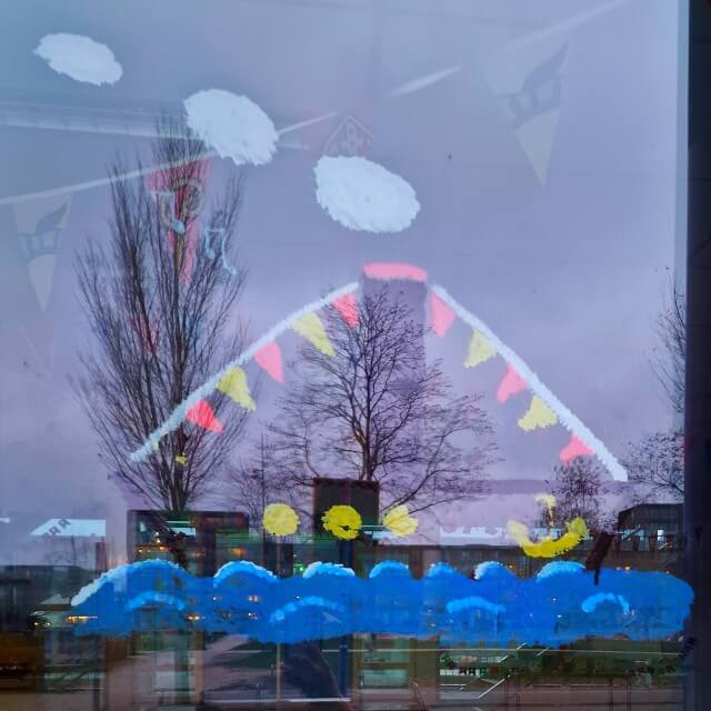 Sinterklaas knutselen: leuke ideeën voor Sint en Piet. Zoals een mooie raamtekening van de stoomboot. Deze raamtekening kwam ik tegen bij een basisschool in de buurt.