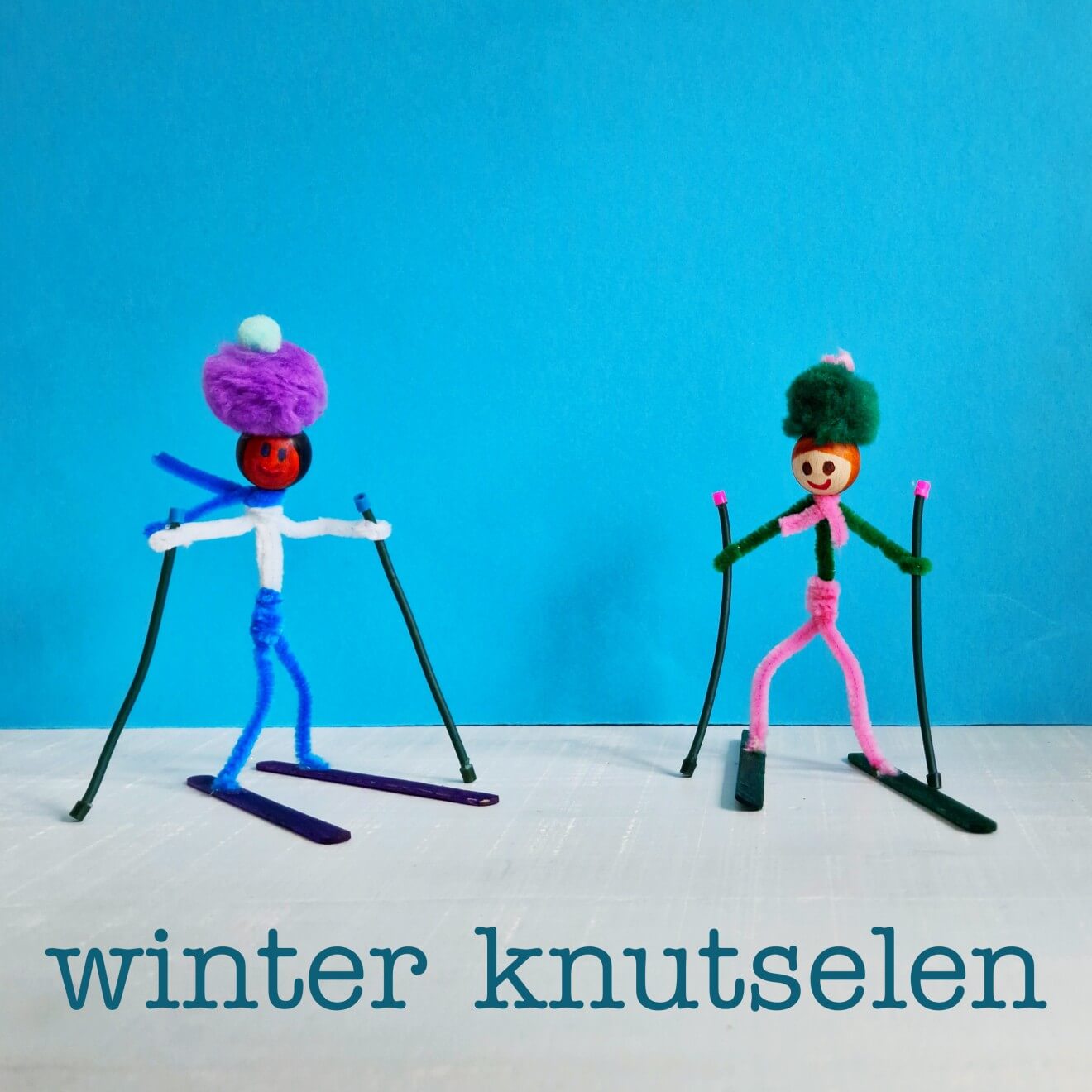 Winter knutselen met kinderen als het buiten koud is: leuke ideeën. Het is winter, echt weer om binnen te knutselen met kinderen! We pakken iets warms te drinken en gaan lekker gezellig bij elkaar zitten. In januari gaan we altijd aan de slag met activiteiten in winter thema. Daarom vind je hier leuke winterse knutsel ideeën, voor peuters en kleuters, maar ook voor oudere kinderen en tieners. Kijk je mee?