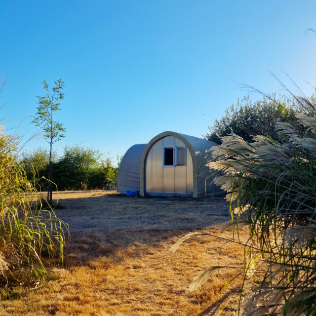 Domaine de l’Oiselière review: eco camping in de Vendée. Er zijn tenten te huur, verschillende soorten lodges. Die staan op het kampeerveld.