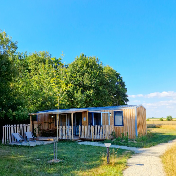 Domaine de l’Oiselière review: eco camping in de Vendée. Er zijn kampeerplaatsen, tenten en cottages. Dit is de premium cottage.