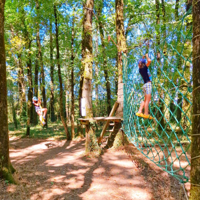 Domaine de l’Oiselière review: eco camping in de Vendée. Er is mini stukje bos, waar kinderen kunnen spelen en hutten bouwen. Favoriet bij onze kinderen: de tokkelbaan met klimnet. 