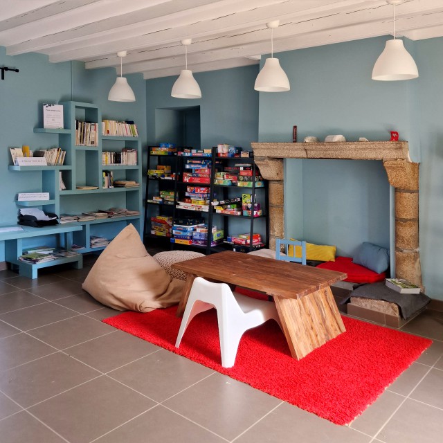 Domaine de l’Oiselière review: eco camping in de Vendée. Even verderop is er ook nog een bibliotheek. Er staat hier ook een flinke kast met bordspellen.