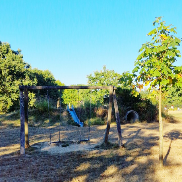 Domaine de l’Oiselière review: eco camping in de Vendée. De speelplekken voor kinderen zijn verdeeld over de camping. Zo is er een ruim opgezette natuurspeeltuin.