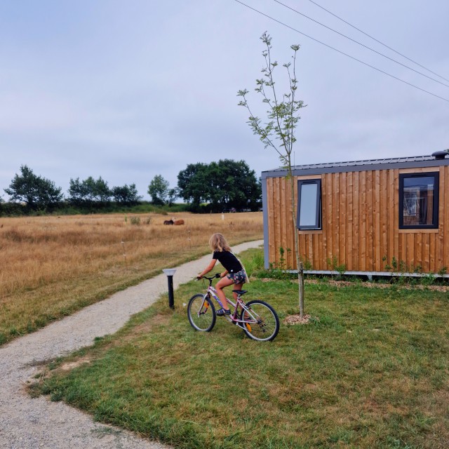 Domaine de l’Oiselière review: eco camping in de Vendée. Op de camping staan heel veel fietsen, die je gewoon kunt gebruiken. Vooral de kinderen vonden dat fantastisch, die reden de hele dag met hun vriendjes op de fiets over de camping. 