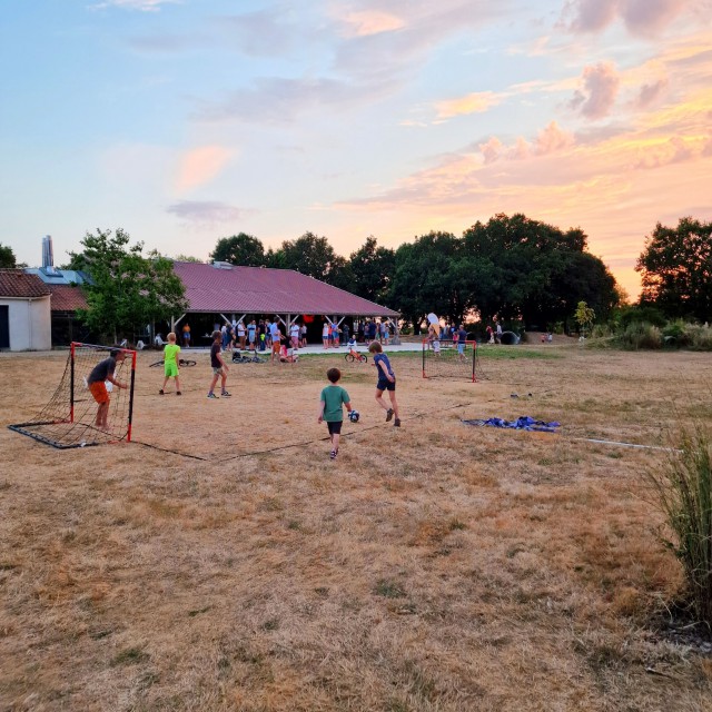 Domaine de l’Oiselière review: eco camping in de Vendée. Verwacht hier geen massaal vermaak, maar wel leuke sportieve activiteiten en knutselen. 