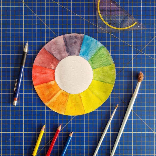Ideeën voor aquarel tekenen en schilderen met kinderen. Met aquarel potloden kun je kinderen heel goed uitleggen hoe de kleurencirkel werkt. Een kleurencirkel laat zien hoe je van de drie primaire kleuren rood, geel en blauw de andere kleuren maakt. 
