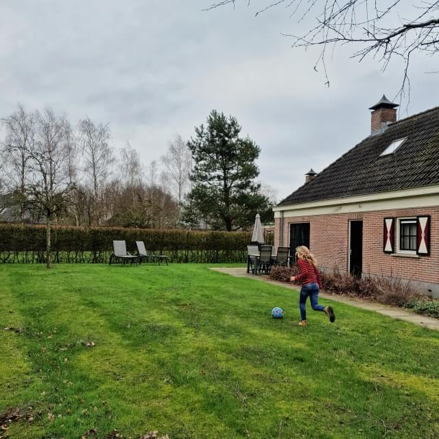 Landal Orveltermarke review kinderen en tieners: sporten en natuur. Zelf sliepen we in een luxe 4-persoons bungalow 4L. Huisje nummer 140 heet het Koetshuis en ligt niet ver van het centrumgebouw. Dit huisje is met 100m2 heel ruim voor een 4-persoons bungalow. De tuin rondom het huisje is ruim. 