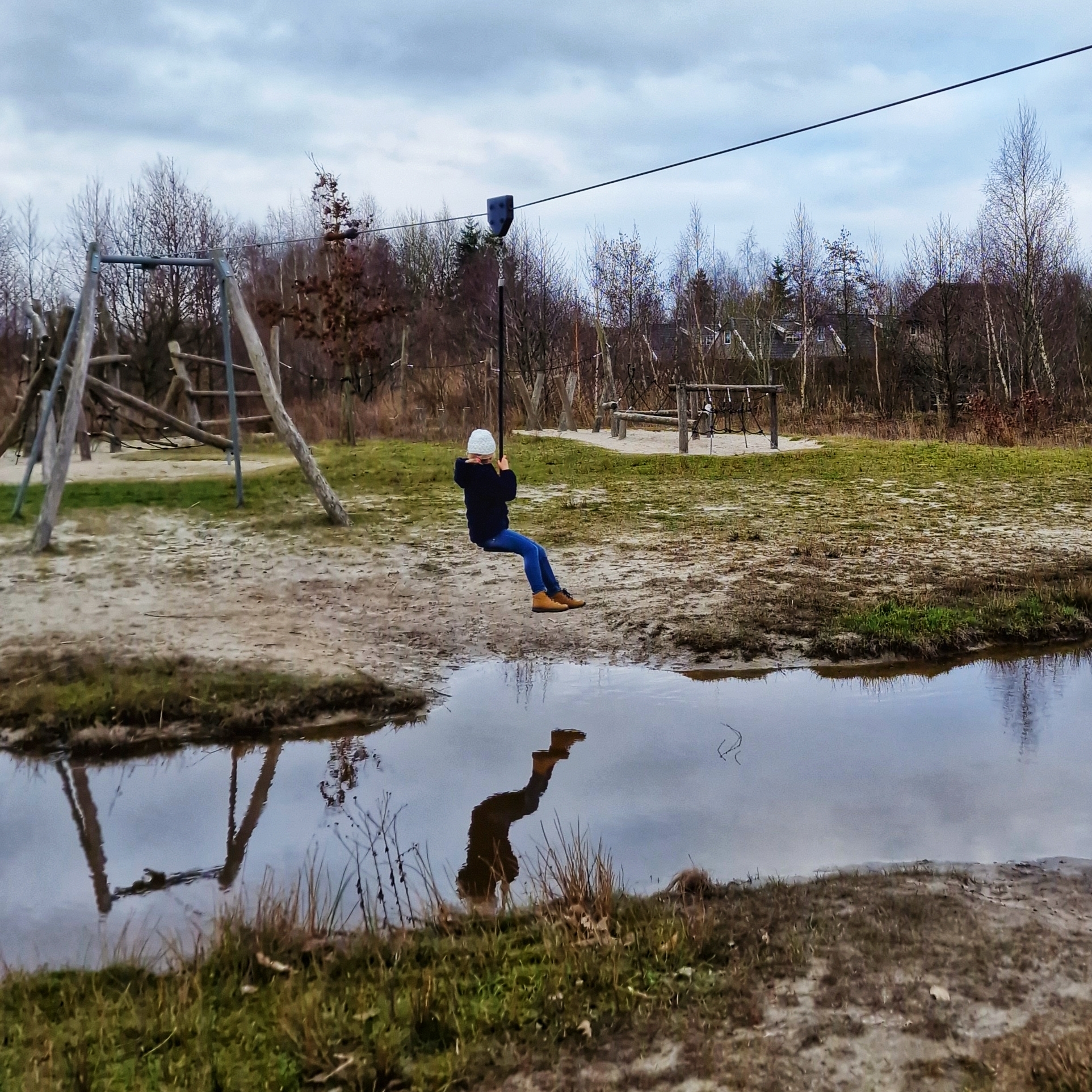 Landal Orveltermarke review kinderen en tieners: sporten en natuur. Aan de groene noordzijde van het park ligt een avontureneiland. Dit is Oerrr speelnatuur, gemaakt in samenwerking met Natuurmonumenten. In deze verzameling houten speeltoestellen kunnen kinderen flink lang spelen. In de zomer is het leuk om emmertjes mee te nemen.