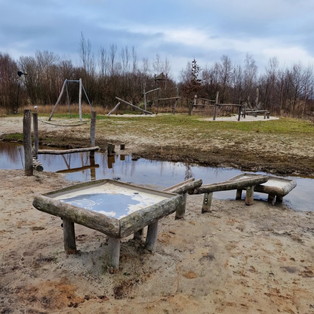 Landal Orveltermarke review kinderen en tieners: sporten en natuur. Aan de groene noordzijde van het park ligt een avontureneiland. Dit is Oerrr speelnatuur, gemaakt in samenwerking met Natuurmonumenten. In deze verzameling houten speeltoestellen kunnen kinderen flink lang spelen. In de zomer is het leuk om emmertjes mee te nemen.