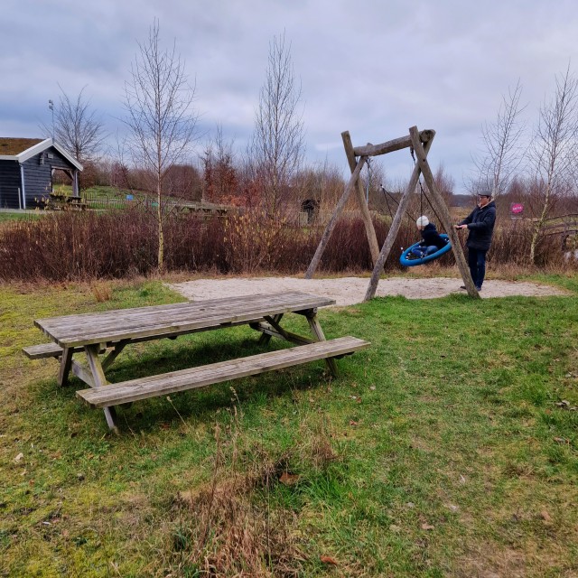 Landal Orveltermarke review kinderen en tieners: sporten en natuur. Aan de groene noordzijde van het park ligt een avontureneiland. Dit is Oerrr speelnatuur, gemaakt in samenwerking met Natuurmonumenten. In deze verzameling houten speeltoestellen kunnen kinderen flink lang spelen. In de zomer is het leuk om emmertjes mee te nemen. 