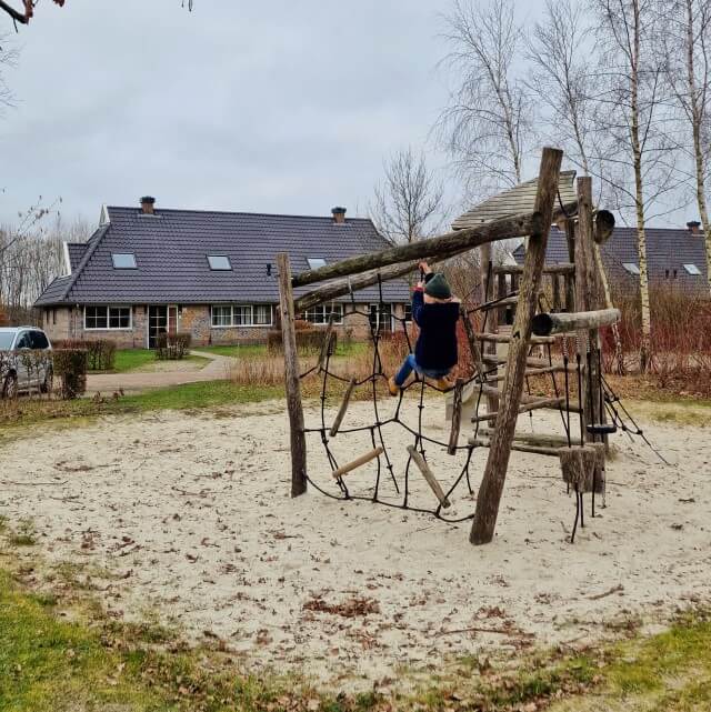 Bij Landal Orveltermarke zijn bungalows voor 4, 6, 8, 10, 12 en 24 personen. Je kunt kiezen voor een speciale kinder bungalow. Geschikt voor een weekendje weg met je gezin dus. Maar ook voor familieweekend, reünie of weekend met je vriendengroep. De vakantiehuisjes zijn gebouwd in de stijl van Drentse boerderijen. En ze hebben mooie grote tuinen.