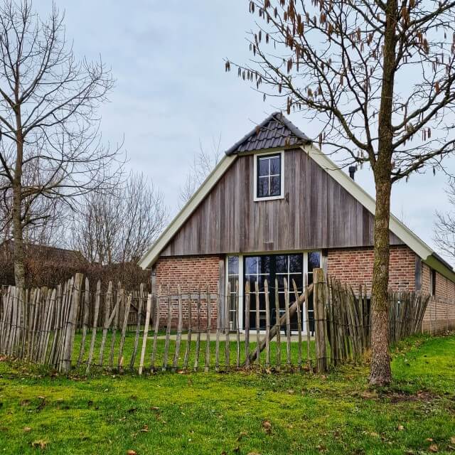 Bij Landal Orveltermarke zijn bungalows voor 4, 6, 8, 10, 12 en 24 personen. Je kunt kiezen voor een speciale kinder bungalow. Geschikt voor een weekendje weg met je gezin dus. Maar ook voor familieweekend, reünie of weekend met je vriendengroep. De vakantiehuisjes zijn gebouwd in de stijl van Drentse boerderijen. En ze hebben mooie grote tuinen.