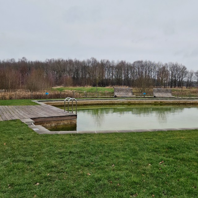 Landal Orveltermarke review kinderen en tieners: sporten en natuur. In het groene gebied aan de noordzijde ligt een natuurbad waar je in de zomer kunt zwemmen. Compleet met ligweide, picknickbanken, kiosk en omkleedruimte. 