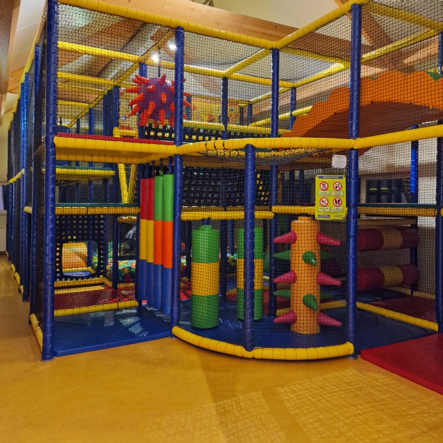 Landal Orveltermarke review kinderen en tieners: sporten en natuur. In het centrumgebouw is boven het restaurant een kleine indoor speeltuin. Je kunt daar ook met van die grote LEGO blokken bouwen. In de ruimte ernaast zijn zitjes waar ouders rustig kunnen zitten. Daarnaast staat er een flinke verzameling spelletjes. 