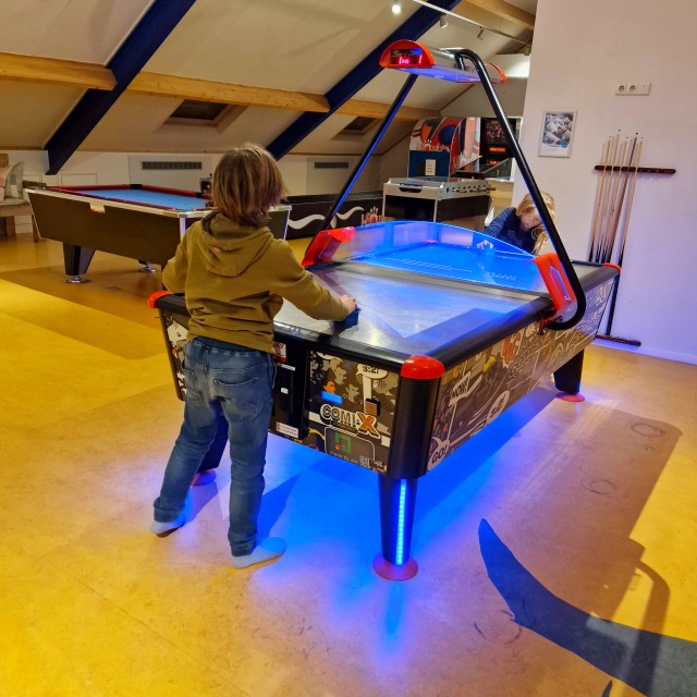 Landal Orveltermarke review kinderen en tieners: sporten en natuur. Boven het restaurant is een ruimte met een tafelvoetbaltafel, airhockeytafel, poolbiljart en i-bowling, leuk voor oudere kinderen en  tieners. 