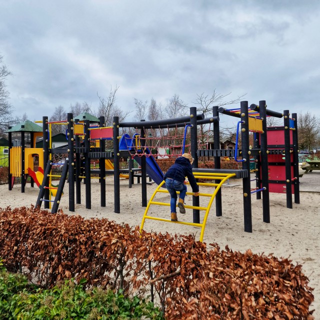 Landal Orveltermarke review kinderen en tieners: sporten en natuur. Naast het centrumgebouw zijn een airtrampoline en een buitenspeeltuin. Ook zijn er op het park nog een paar houten speeltuintjes.  