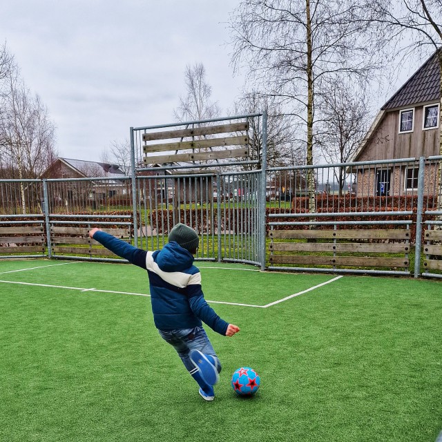 Het multifunctioneel sportveld op het vakantiepark.