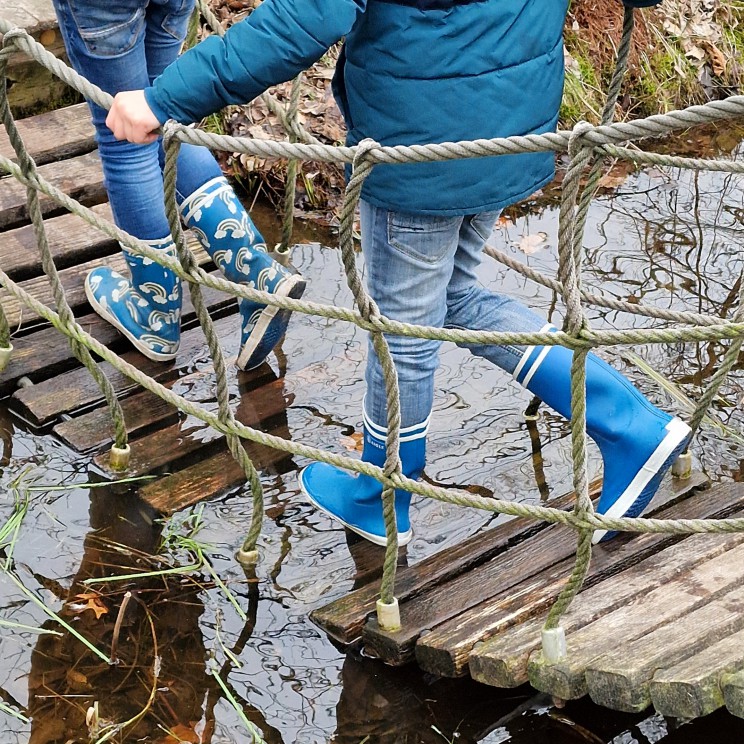 Voor jou uitgezocht: hippe regenjassen, regenbroeken en regenlaarzen. Aigle heeft heel veel mooie laarzen, met bijzondere prints en in allerlei kleurtjes. Ook heeft de laars een reflector op de achterkant. Daarnaast zijn de gekleurde laarzen ook in volwassen maten te koop.