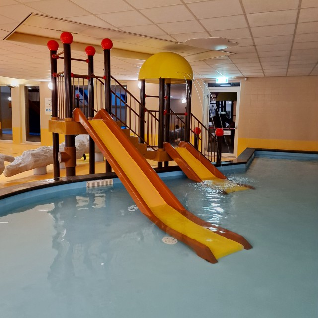 Landal Orveltermarke review kinderen en tieners: sporten en natuur. Dit vakantiepark heeft een overzichtelijk binnenzwembad met een leuke snelle glijbaan. Er zit een stroomversnelling en een bruisbank in. Voor peuters en kleuters is er een apart badje met glijbaantjes.