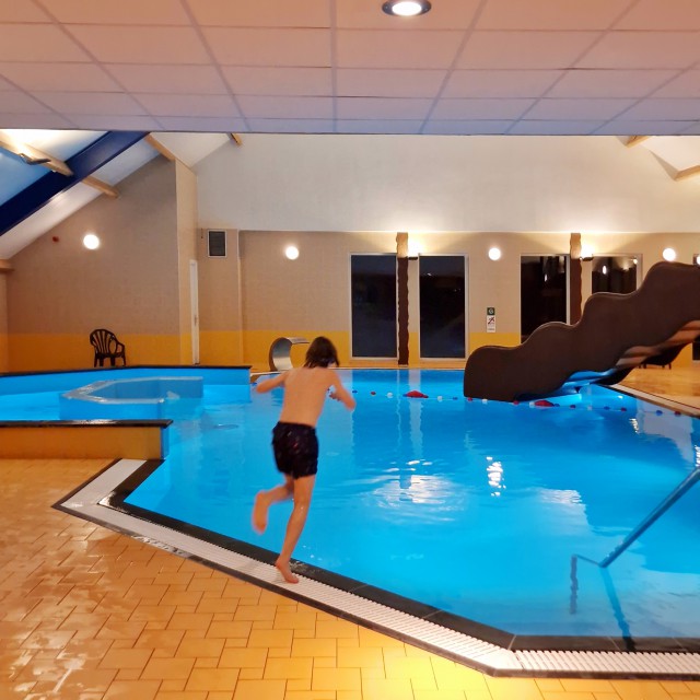 Landal Orveltermarke review kinderen en tieners: sporten en natuur. Dit vakantiepark heeft een overzichtelijk binnenzwembad met een leuke snelle glijbaan. Er zit een stroomversnelling en een bruisbank in. Voor peuters en kleuters is er een apart badje met glijbaantjes.