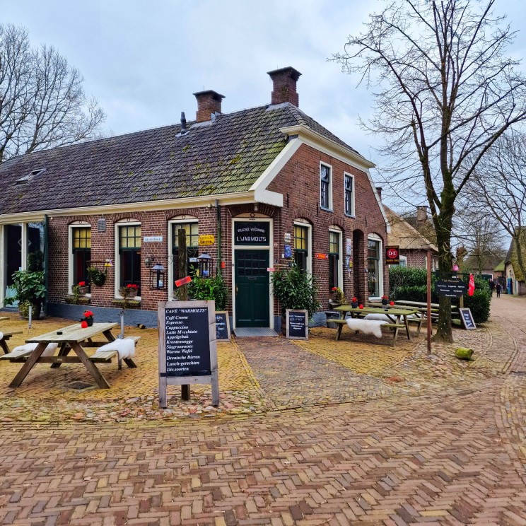 Museumdorp Orvelte met speeltuin en kindvriendelijk restaurant. Museumdorp Orvelte is een brinkdorp in oude Drentse stijl. Dit monumentale dorp herbergt winkeltjes, restaurants en een paar kleine musea. Daarnaast zit op de dorpsbrink een speeltuintje en een schaapskooi. Leuk met kleine kinderen! 