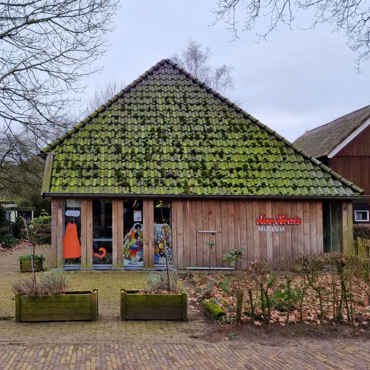 Museumdorp Orvelte met speeltuin en kindvriendelijk restaurant. Museumdorp Orvelte is een brinkdorp in oude Drentse stijl. Dit monumentale dorp herbergt winkeltjes, restaurants en een paar kleine musea. Daarnaast zit op de dorpsbrink een speeltuintje en een schaapskooi. Leuk met kleine kinderen! 